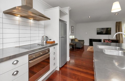 Russell House | Russell Cottages - Russell Holiday Home