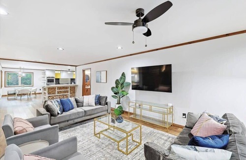 McKinney House | Russwood Acres Estate ft Gym, Cinema, Pool Table