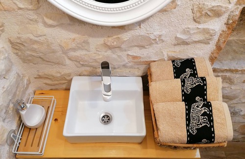 Drnis Apartment | Rustic apartment in rural village near Krka park
