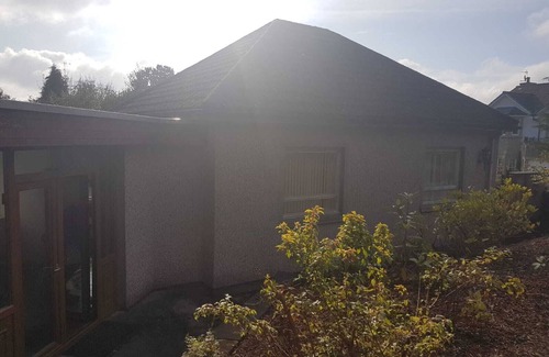 Dumbarton House | Rustic Bungalow in Leafy Settings -15mins From Glasgow Airport