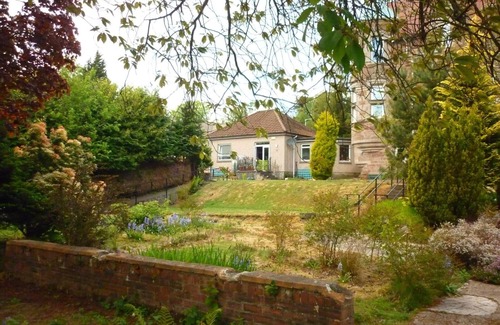 Dumbarton House | Rustic Bungalow in Leafy Settings -15mins From Glasgow Airport