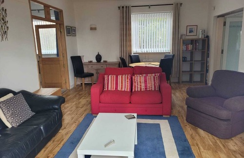 Dumbarton House | Rustic Bungalow in Leafy Settings -15mins From Glasgow Airport