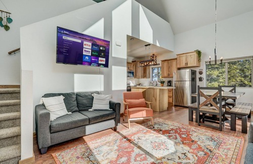 Woodland Park Cabin | Rustic cabin charm w/hot tub, arcade basketball