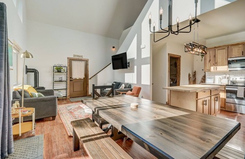 Woodland Park Cabin | Rustic cabin charm w/hot tub, arcade basketball
