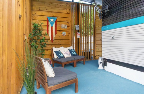 Coto Norte Cabin | Rustic cabin container with AC in charming Manatí for relaxing days