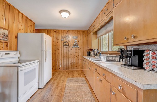 Markesan Cabin | Rustic Cabin | LakeAccess, Kayaks, Bikes, Arcades