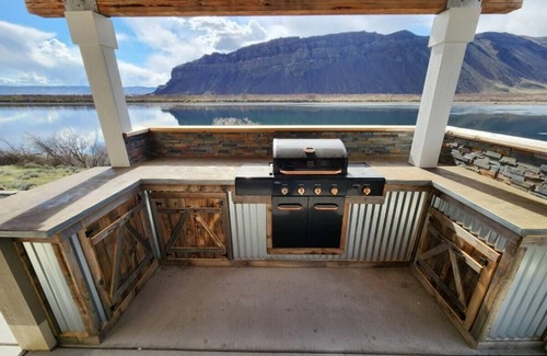 Beverly House | Rustic Cabin on the Columbia river.