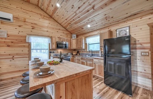 Fredericksburg Cabin | Rustic Cabin With Firepit and Grill - 10 Mins to Main St