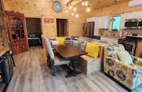 Amity Cabin | Rustic Comfort CabinnDiamond in The Ripple- Hot