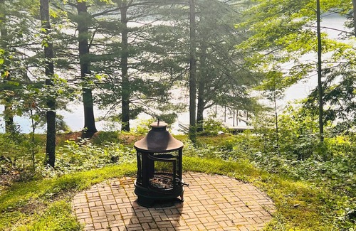 North Kawartha Cottage | Rustic cottage minutes from Apsley on a bay off Chandos Lake.