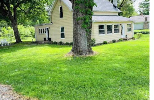 Mount Comfort House | Rustic Farmhouse with Spacious Wooded Lot