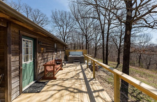 Mountainburg Cabin | Rustic Fox Den Cabin with a Hot Tub