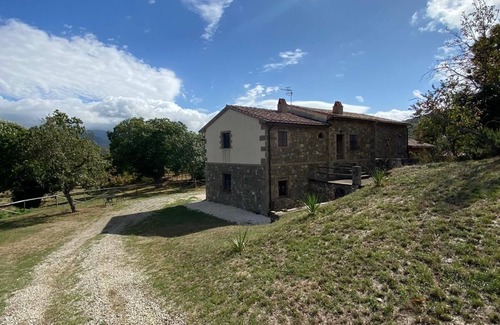 Arcidosso House | Rustic immersed in a centuries-old chestnut grove