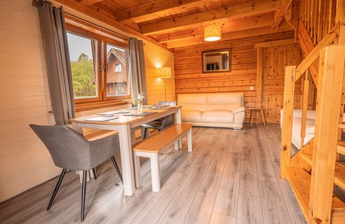 Balfron Apartment | Rustic Lodge retreat with Hot Tub, Sleeps 6