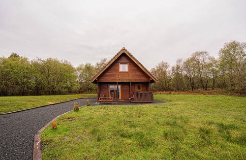 Balfron Apartment | Rustic Lodge retreat with Hot Tub, Sleeps 6