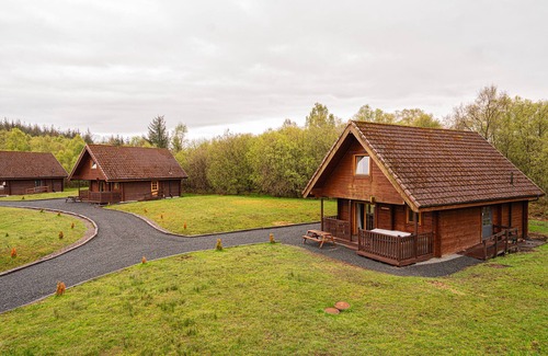 Balfron Apartment | Rustic Lodge retreat with Hot Tub, Sleeps 6