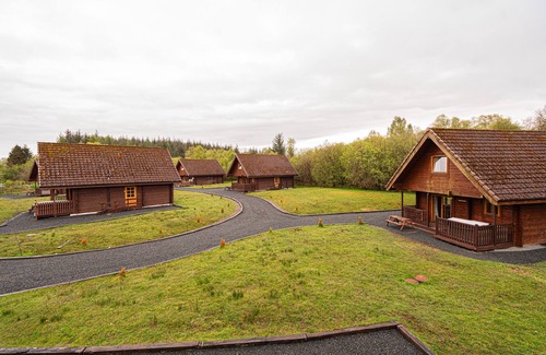 Balfron Apartment | Rustic Lodge retreat with Hot Tub, Sleeps 6