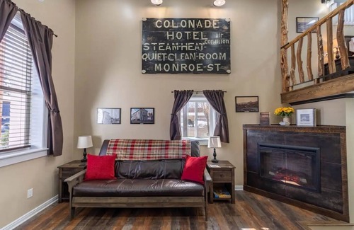 Eureka Apartment | Rustic Loft @ historic Colonnade Hotel