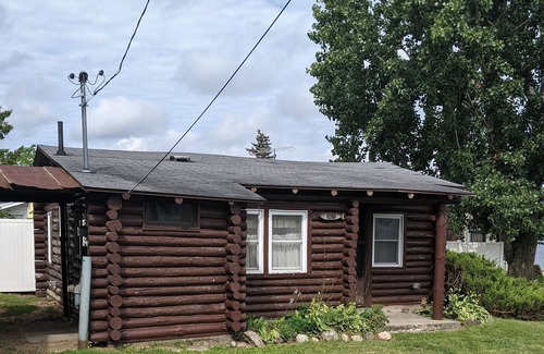 Houghton Lake Heights Cabin | Rustic log cabin near beaches and local boat ramp