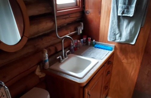 Houghton Lake Heights Cabin | Rustic log cabin near beaches and local boat ramp