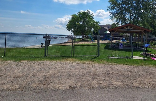Houghton Lake Heights Cabin | Rustic log cabin near beaches and local boat ramp