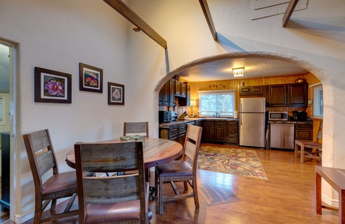 Green Mountain Falls Cabin | Rustic Log Cabin w/Studio ~ 5 Mi to Pikes Peak!