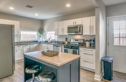 Central Oklahoma City House | *Rustic Modern 4 Bed/3 Full Bath/2 Living Rms w Wifi & 5 Smart TVs*