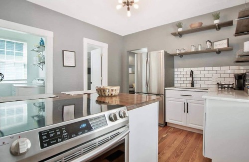 Wichita House | Rustic Retreat - Cute and Cozy! King! Centrally located