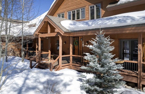 Granby House | Rustic retreat w/hot tub & vaulted ceilings