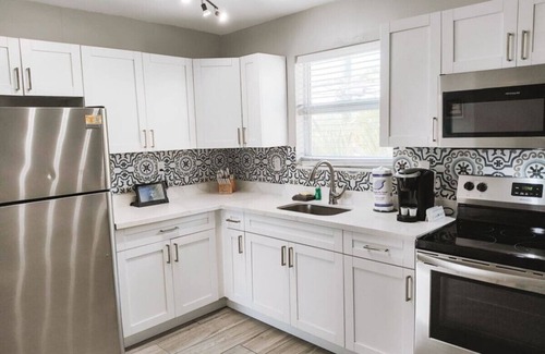 Poinciana Park Apartment | Rustic Retreats: 2BR for 6 guests minutes from Las Olas