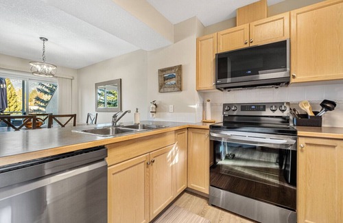 East Kootenay Apartment | Rustic Ridge | Hot Tub | Home Theatre | Fireplace