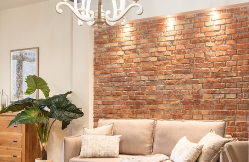 City Centre Apartment | Rustic Splendour - IR sauna, aircon, 3 bedrooms, 2 bathrooms, Wi-Fi