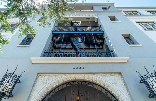 East Hollywood Apartment | Rustic Studio in Los Feliz - Fully Furnished