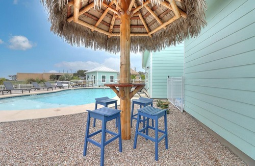 Port Aransas RV Rental | RV Site Only! Community Pool, In Town, Dog Park, Fishing, Wifi, Laundry Room