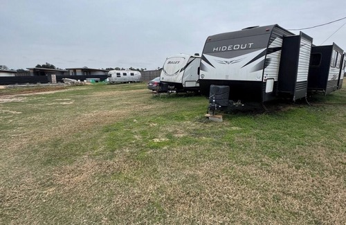 Round Top RV Rental | RV Spot #6 @ The Halles