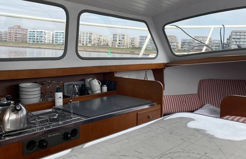 Uberseestadt Boat Rental | Süße Motoryacht Bremen City