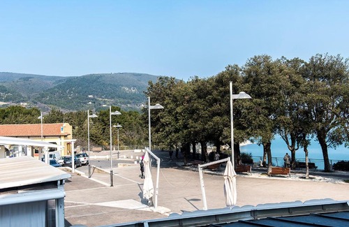 Sirolo Apartment | S035 - Sirolo, trilocale in piazza con vista mare