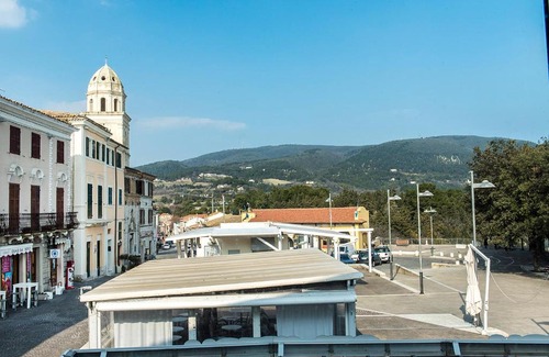 Sirolo Apartment | S035 - Sirolo, trilocale in piazza con vista mare