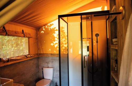 Le Gue-d'Allere Cabin | Safari tent with all comforts, garden, swimming pool, between La Rochelle and Venise verte