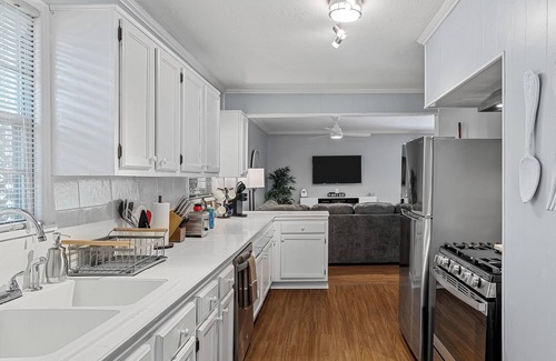 Broadmoor House | Safe, Broadmoor Haven. Spacious w/King Bed & Large Backyard
