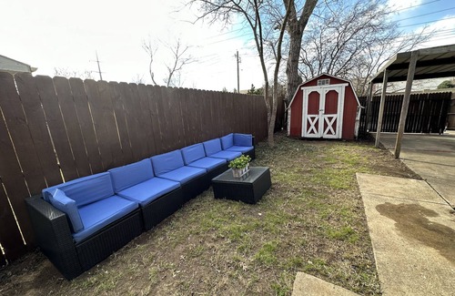 Euless House | Safe, Central, Cozy Home with Private Parking, KING Bed, near DFW Airport & more