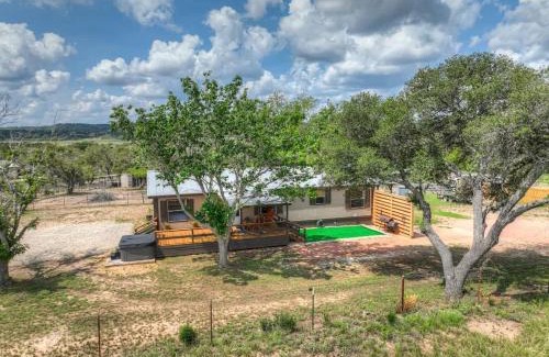 Fredericksburg House | Sage: Peaceful Hill Country Retreat with Hot-Tub!