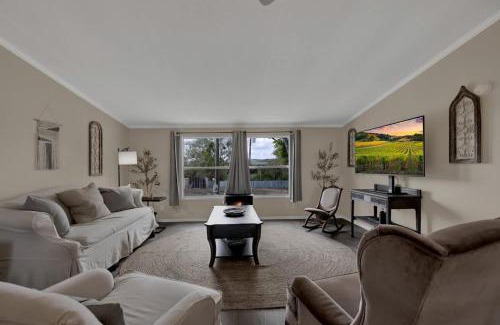 Fredericksburg House | Sage: Peaceful Hill Country Retreat with Hot-Tub!