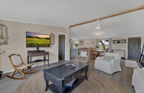 Fredericksburg House | Sage: Peaceful Hill Country Retreat with Hot-Tub!