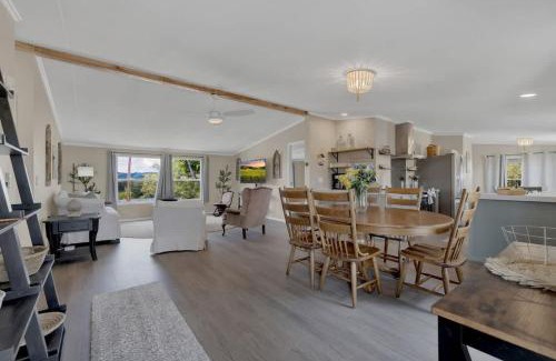 Fredericksburg House | Sage: Peaceful Hill Country Retreat with Hot-Tub!