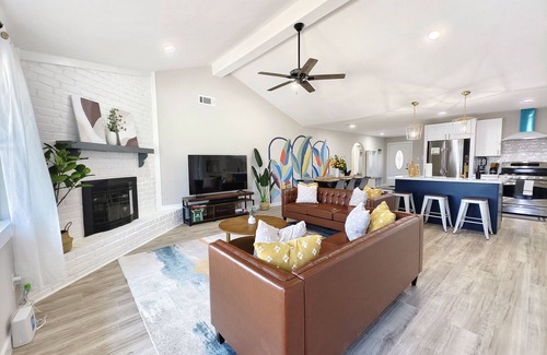Southbelt/Ellington House | Sageview Cottage – Vibrant 4 BDR w/Pool! Pet Friendly, 20 Min to Downtown