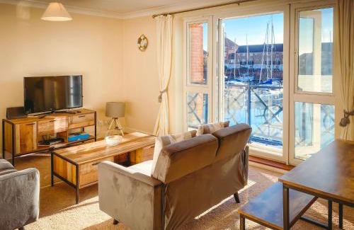 Eastbourne Apartment | Sailor's Rest - modern flat with water views