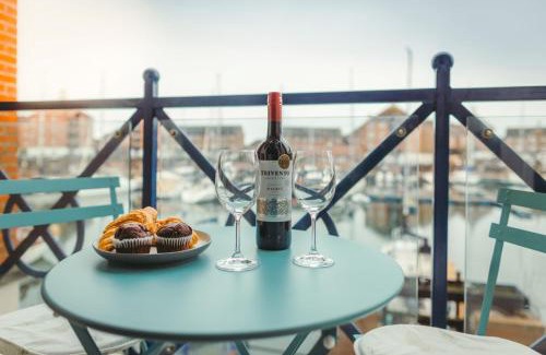 Eastbourne Apartment | Sailor's Rest - modern flat with water views