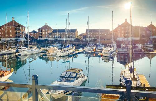 Eastbourne Apartment | Sailor's Rest - modern flat with water views