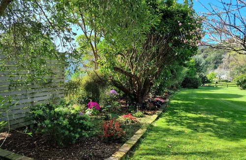 Coromandel Apartment | Sal's Rimu Rest-Smart TV/Internet, Peaceful Garden Setting, BBQ, 1.5km to town.